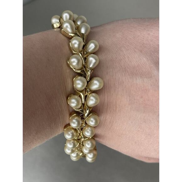 Vintage TRIFARI Serrated Rope Gold Tone Signed BRACELET Faux Pearl 6.25in - Picture 4 of 5